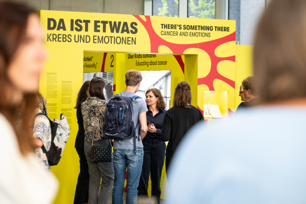 Ausstellungseröffnung „DA IST ETWAS. Krebs und Emotionen“